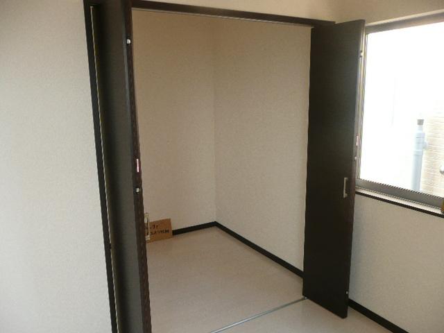 Receipt. Because there is a walk-in closet, Clothes also can be neatly in small, Seasonal change of clothes You can also easily