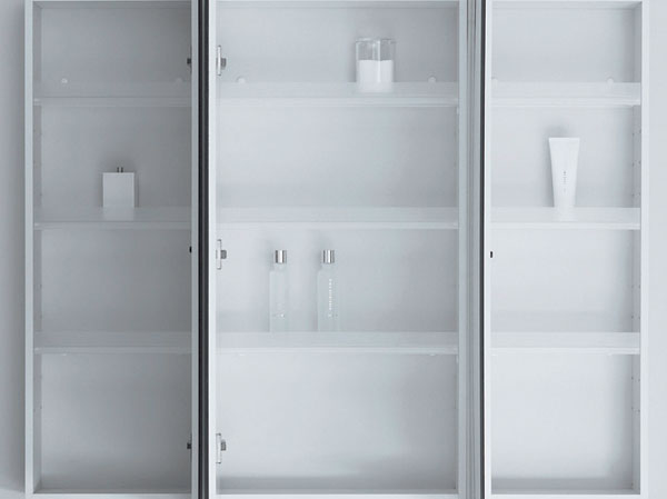 Bathing-wash room.  [Three-sided mirror back storage] Three-sided mirror the back of the cabinet will come in handy for storage, such as wash goods and cosmetics, such as a toothbrush, You Katazuki clean.