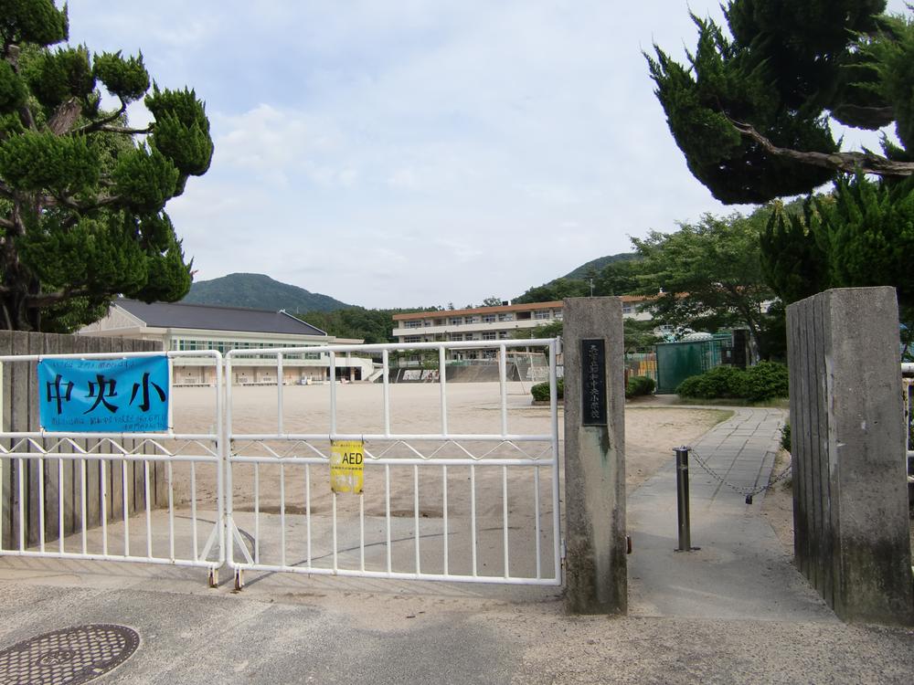 Primary school. Showa center to the elementary school 980m