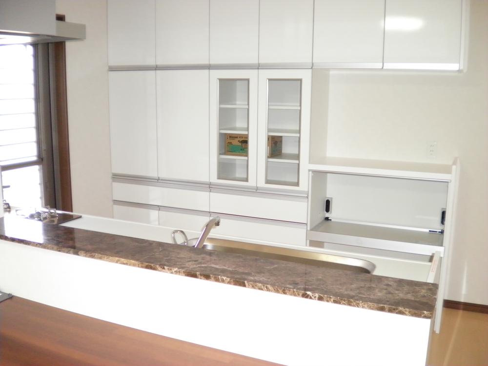 Kitchen. Cup board of large capacity ・ Storage rack. And it is equipped with stylish counter in the kitchen. 