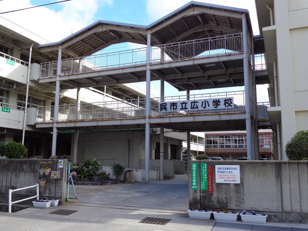 Primary school. 207m to Wu City wide elementary school