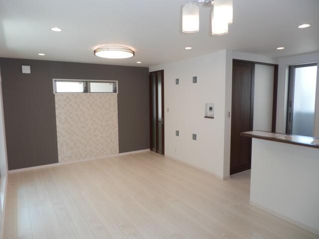 Living. Down Light is a LED. Double-sided balcony (south, North). 