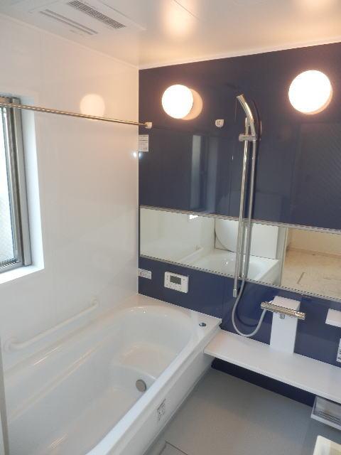Bathroom. It is the unit bus with a bathroom drying heater. Warm bath that can sitz bath, Karari floors. 