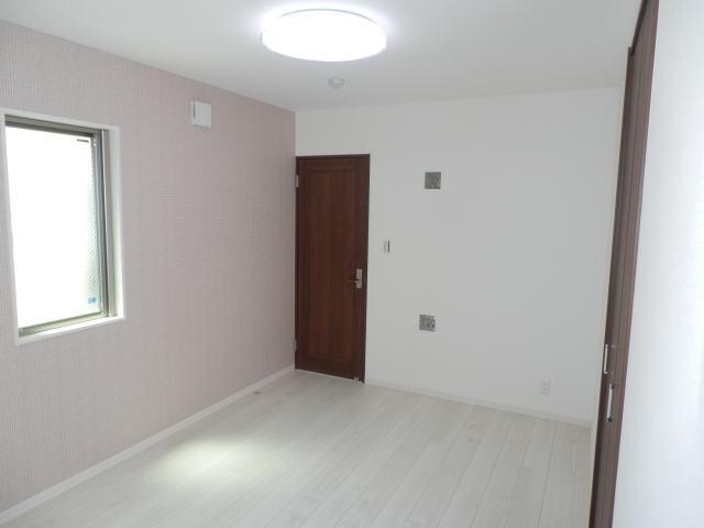 Non-living room. It is the third floor of a 6 quires Interoceanic. 