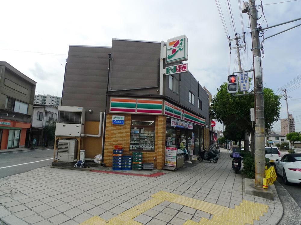 Convenience store. 170m to Seven-Eleven