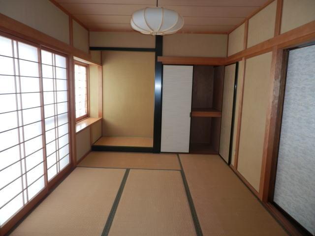 Non-living room. It is the first floor of 6 quires of Japanese-style room on the west side.