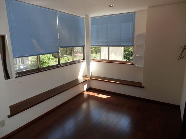 Living. Stylish corners of the LDK. Bright sunshine filled from the east and south.