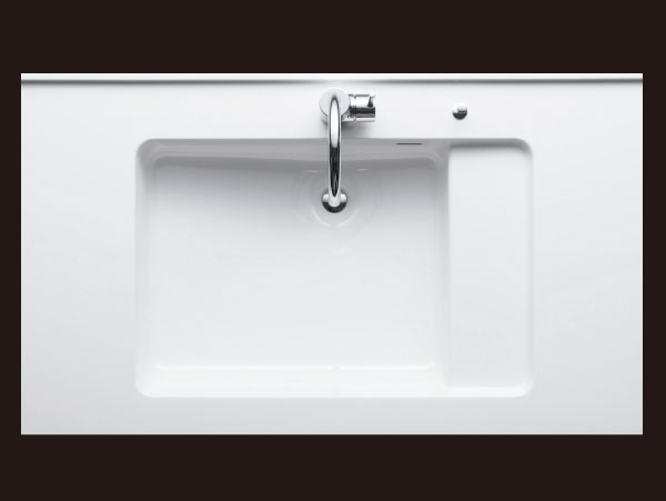 Bathing-wash room.  [Organic glass-based new material basin counter] Adopt a spacious rectangular clear proof counter provided with a step on the inside of the bowl. It can be placed, such as soap and cup, It is upscale design.