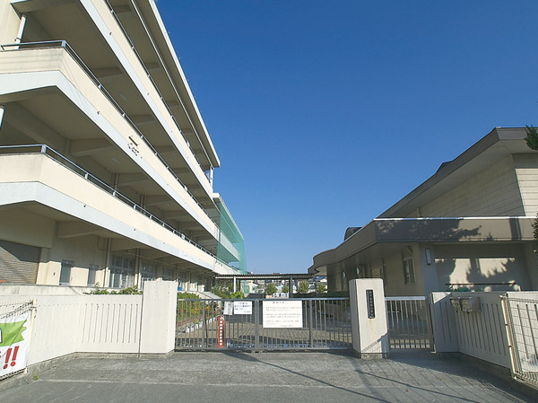 Surrounding environment. Municipal Shiratake elementary school (about 760m / A 10-minute walk)