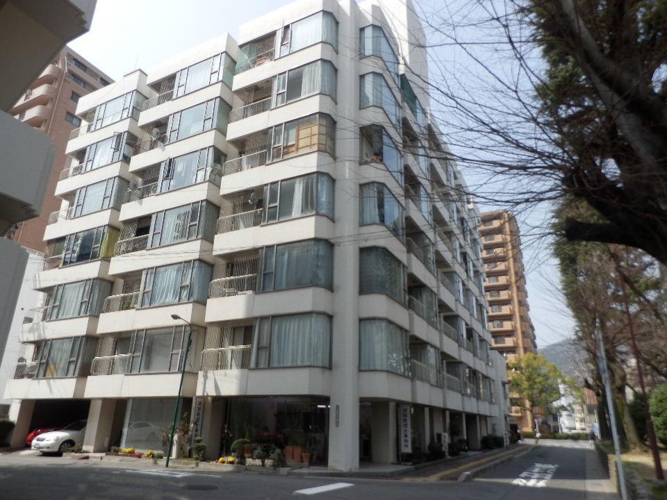 Local appearance photo. Kure gymnasium next to! Central park Front of! 3rd floor ・ Maisonette of 4 floor.