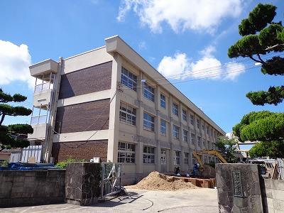 Junior high school. 1045m to Onomichi Municipal Mukaihigashi junior high school