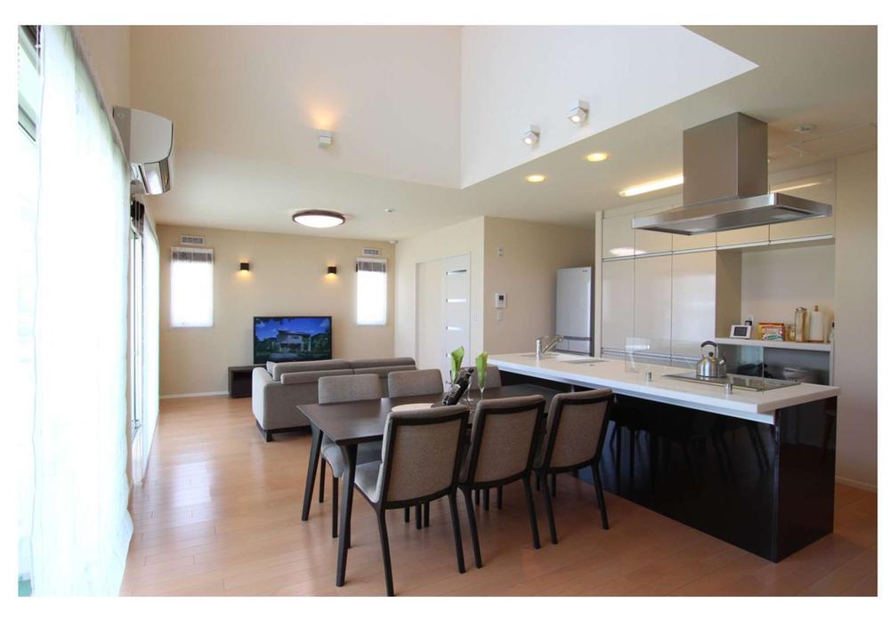 Living. Open-minded living with atrium