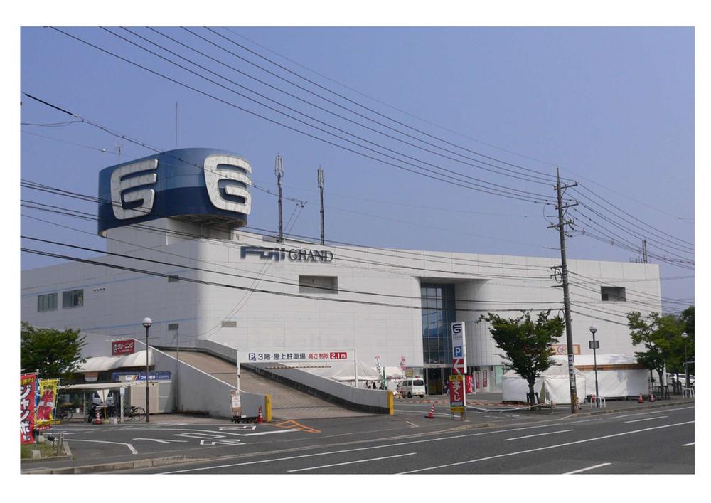 Supermarket. Fujiguran to Onomichi 966m comprehensive shopping center