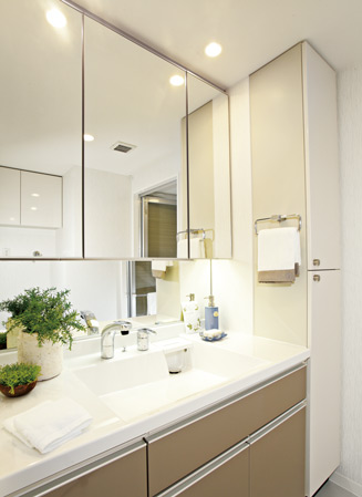 Bathing-wash room.  [bathroom] Adopt a mirror cabinet to wash room. On the back side of the mirror door, Storage space comes with that can stock, such as cosmetics.  ※ Central mirror is equipped with fogging heater.