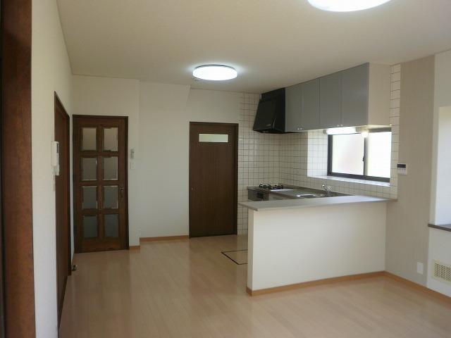 Living. Kitchen newly established with counter