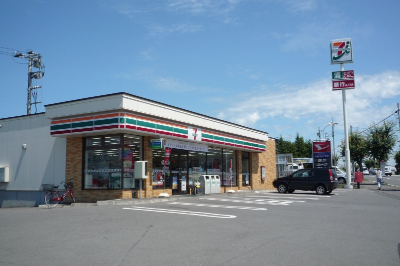 Convenience store. Seven-Eleven Asahikawa Toyooka Article 13 store up to (convenience store) 450m