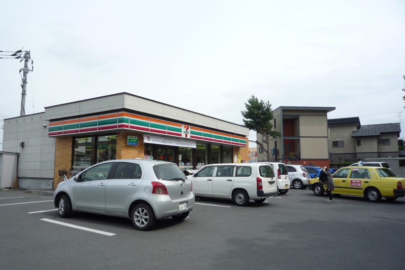 Convenience store. Seven-Eleven Asahikawa Kaguraoka Article 14 store up to (convenience store) 624m