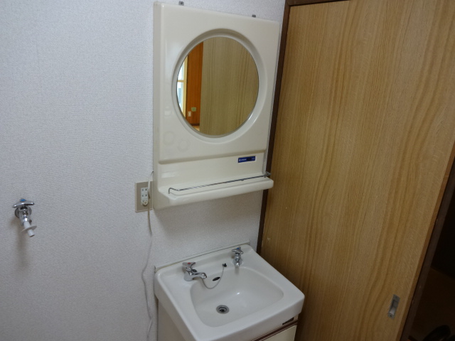 Washroom. Round mirror is unique ☆ 