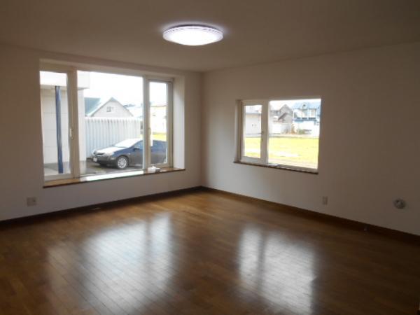 Living.  ■ Spacious LDK with a bay window