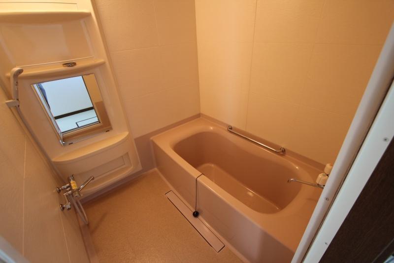 Bathroom. Comfortable spacious Hitotsubo type unit bus