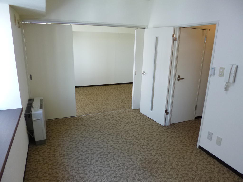 Living and room. Living that white was calm at the base!