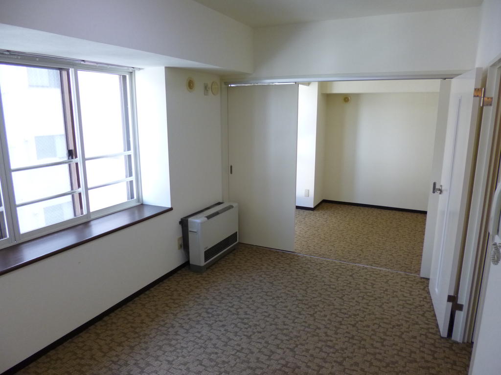 Living and room. Rooms warm carpet ☆