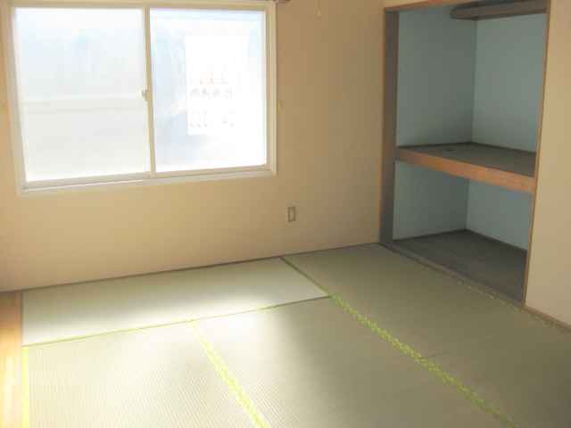 Living and room. Japanese-style room 8 quires