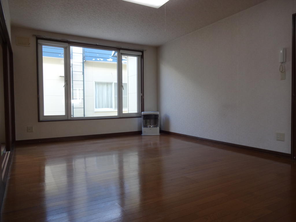 Living and room. The window is large favorable per yang ☆ 