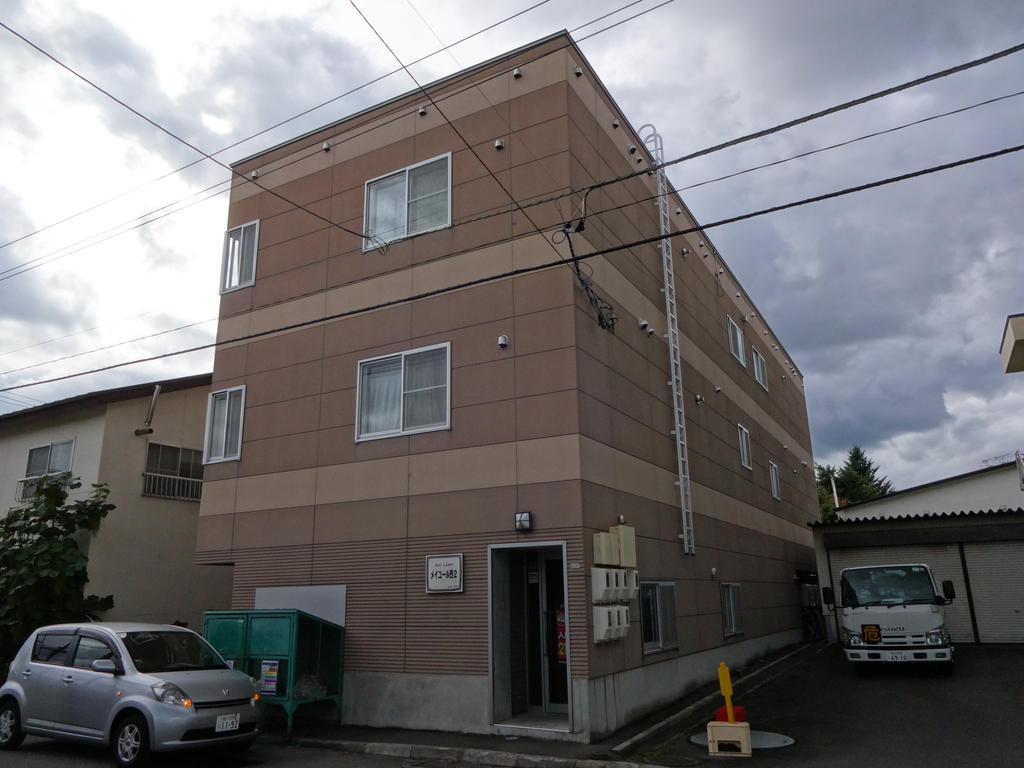 Building appearance. Three-story apartment house first floor part of the parking lot! 