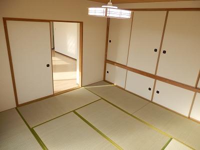 Non-living room. Japanese-style room (living next to 8 quires)