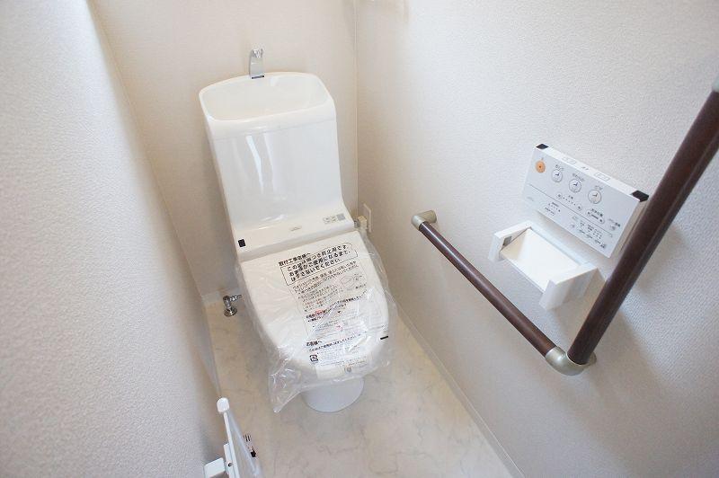 Toilet. Local (07 May 2013) Shooting