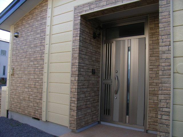 Local appearance photo. It is replaced with a new entrance door