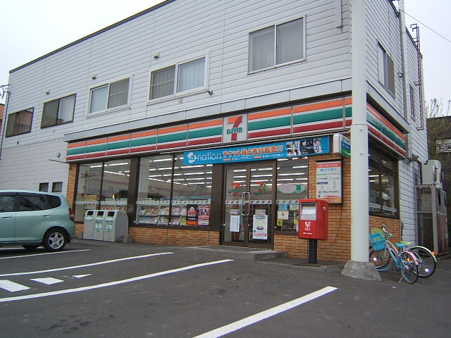 Convenience store. Seven-Eleven Toko Ebetsu Machiten up (convenience store) 907m