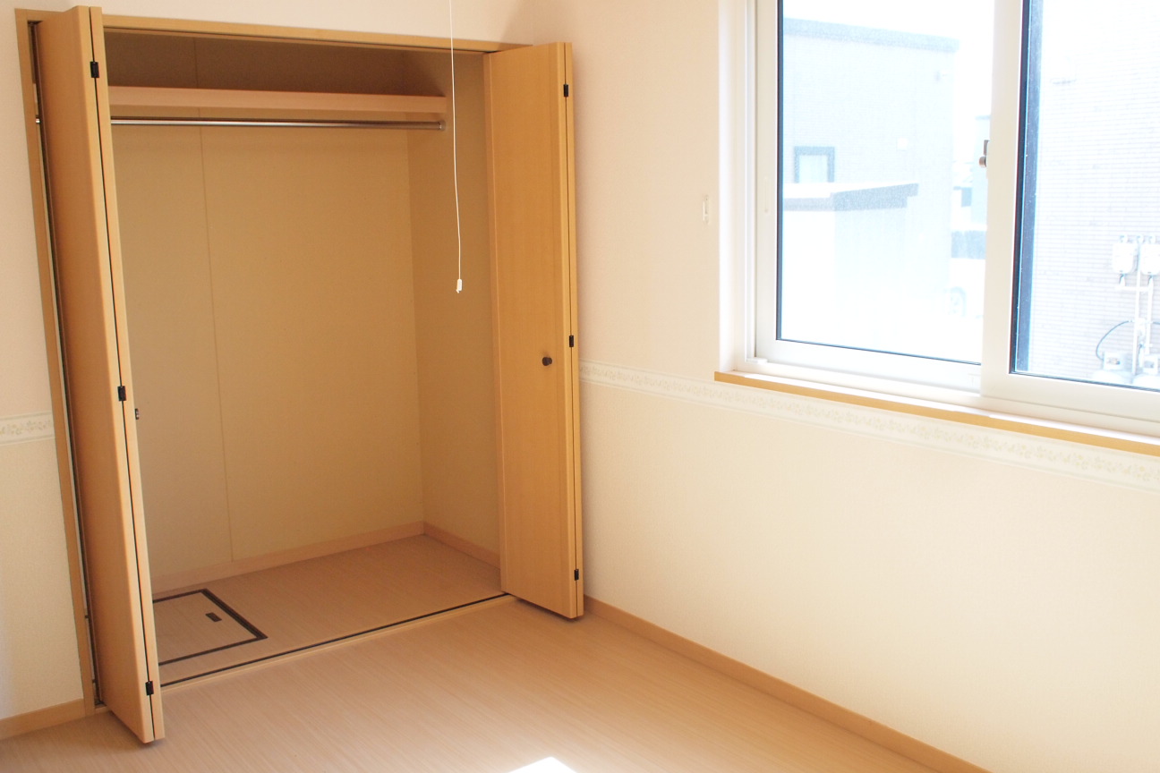 Other room space. Western-style and storage. 