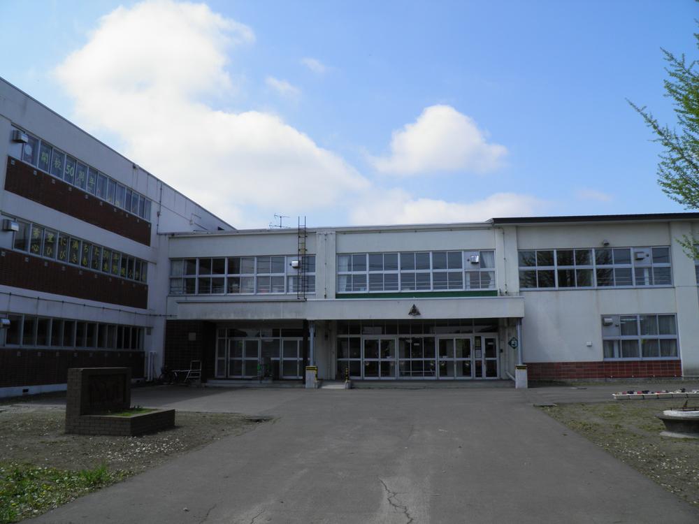 Primary school. Ebetsu Municipal Higashinopporo to elementary school 1260m