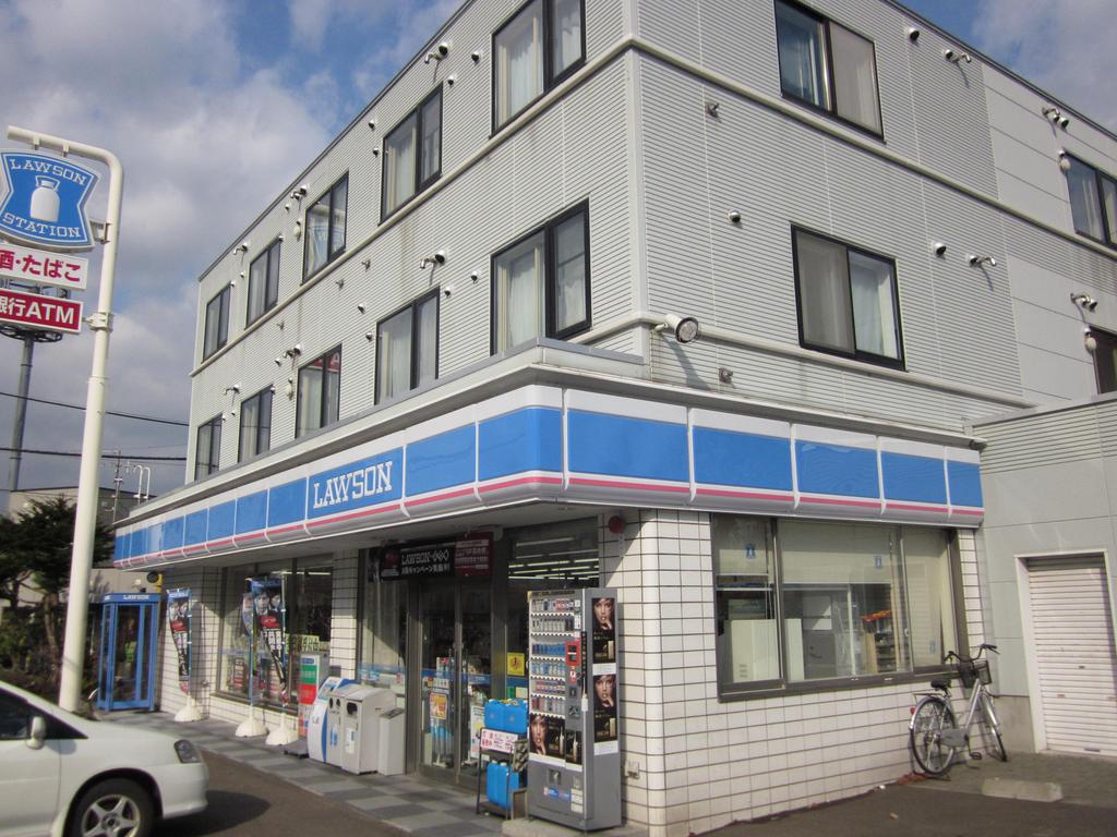 Convenience store. 763m until Lawson Sapporo Gakuin University before the store (convenience store)