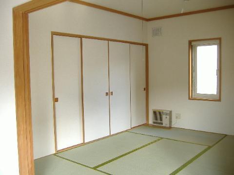Non-living room. Japanese-style room that follows the living