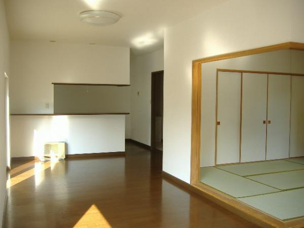 Living. Living and Japanese-style room together 21.5 Pledge