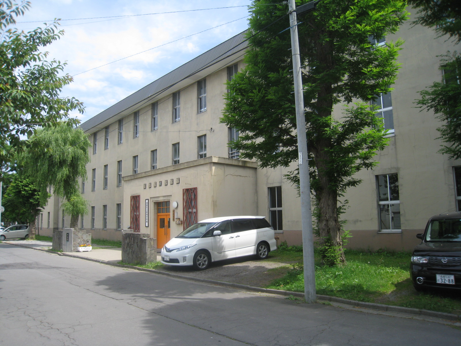 Junior high school. 385m to Hakodate Municipal Matoba junior high school (junior high school)