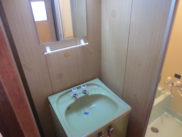 Washroom. Wash basin