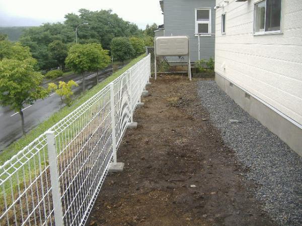 Local appearance photo. Fence installation for safety behind