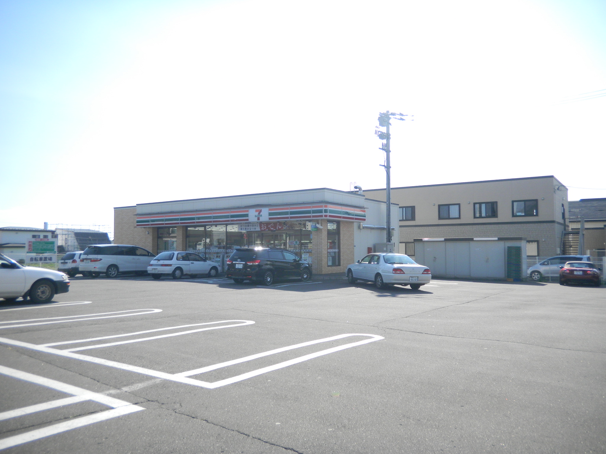 Convenience store. Seven-Eleven Hakodate bellflower 3-chome up (convenience store) 642m