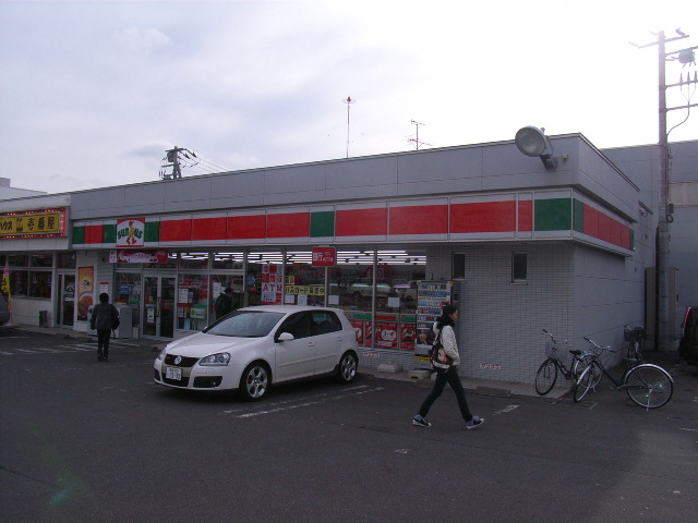 Convenience store. Thanks Hakodate Mihara shop until the (convenience store) 369m
