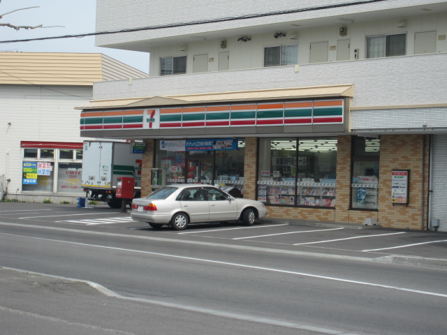 Convenience store. Seven-Eleven Hakodate Hondori 2-chome up (convenience store) 428m