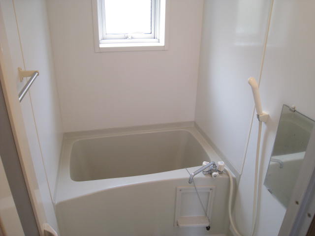 Bath. The bathroom is equipped with window! This ventilation pat