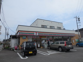 Convenience store. 500m to Seven-Eleven (convenience store)