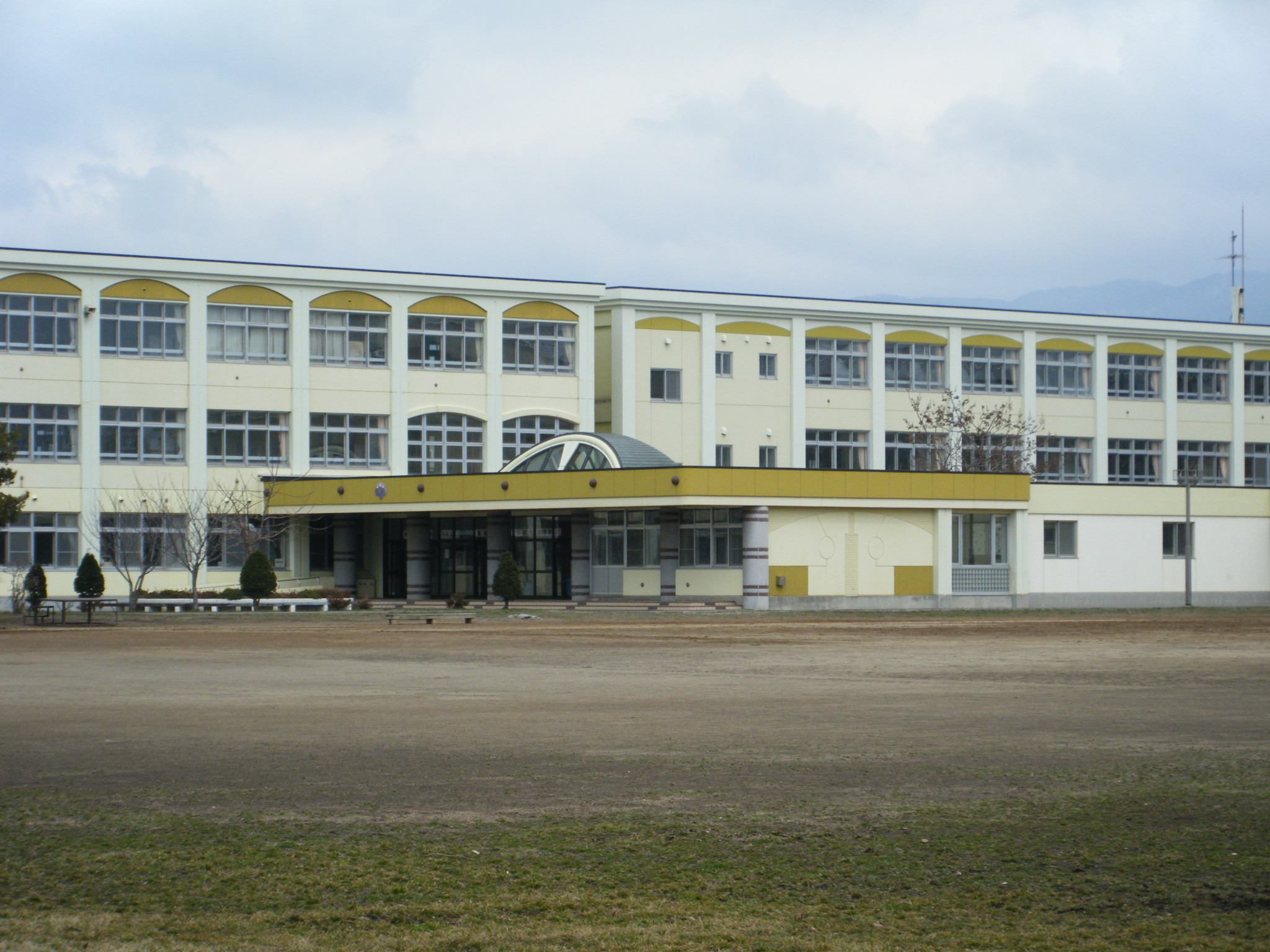 Junior high school. 1217m to Hakodate Municipal Tung junior high school (junior high school)