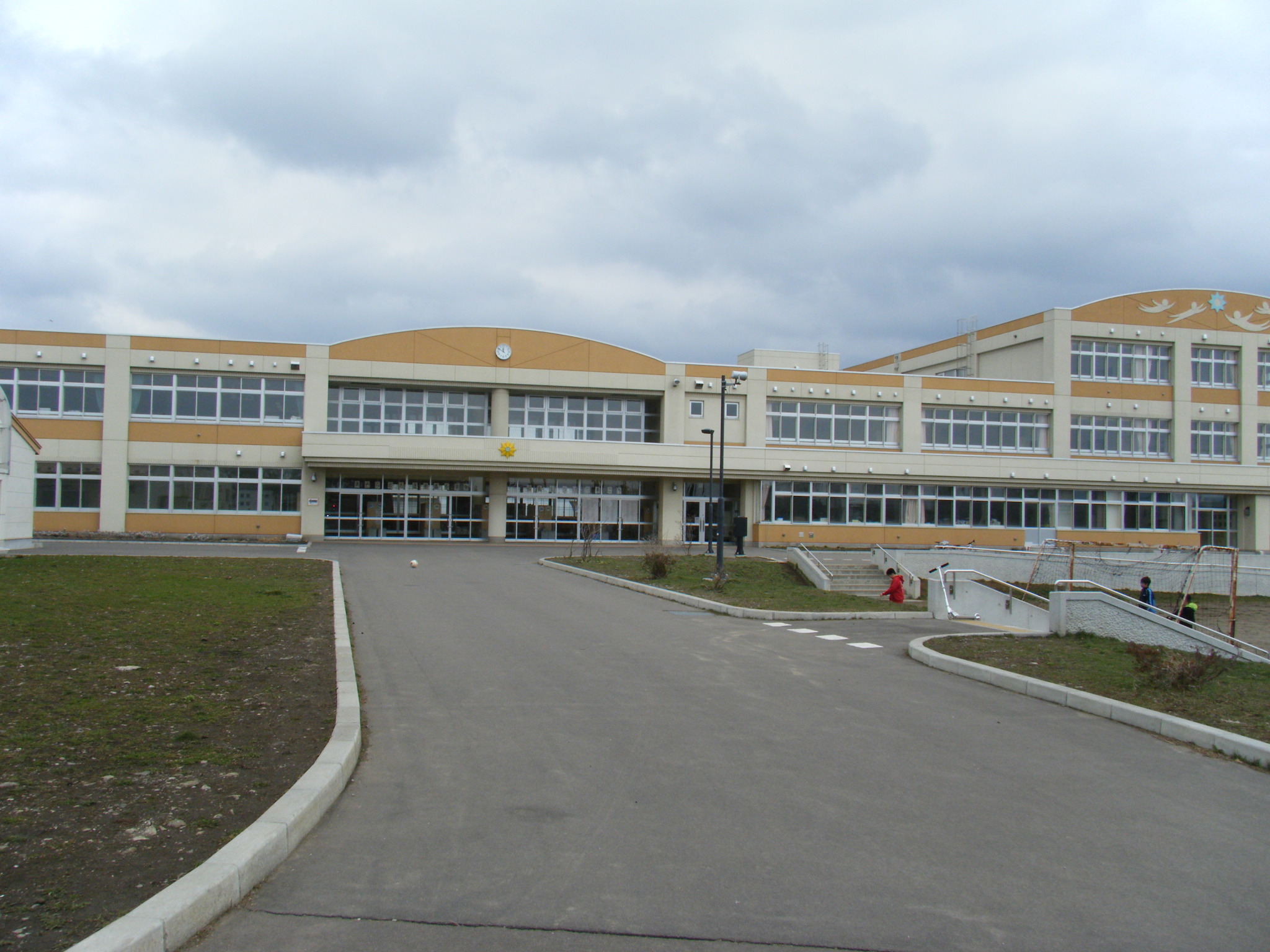Primary school. 553m to Hakodate Municipal Showa elementary school (elementary school)