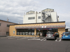 Convenience store. 500m to Seven-Eleven Hakodate Bentencho store (convenience store)