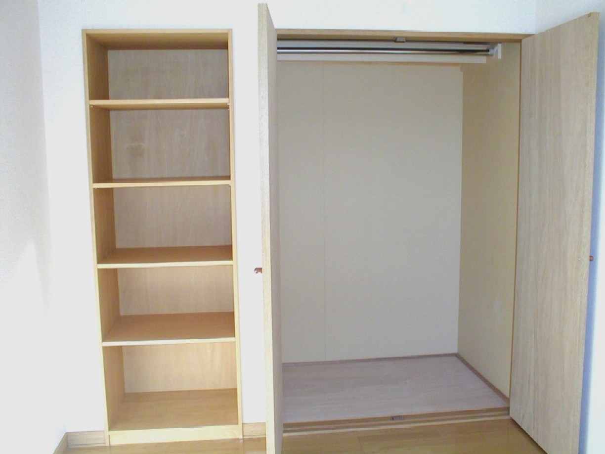 Living and room. Western-style 4.5 Pledge Storage space